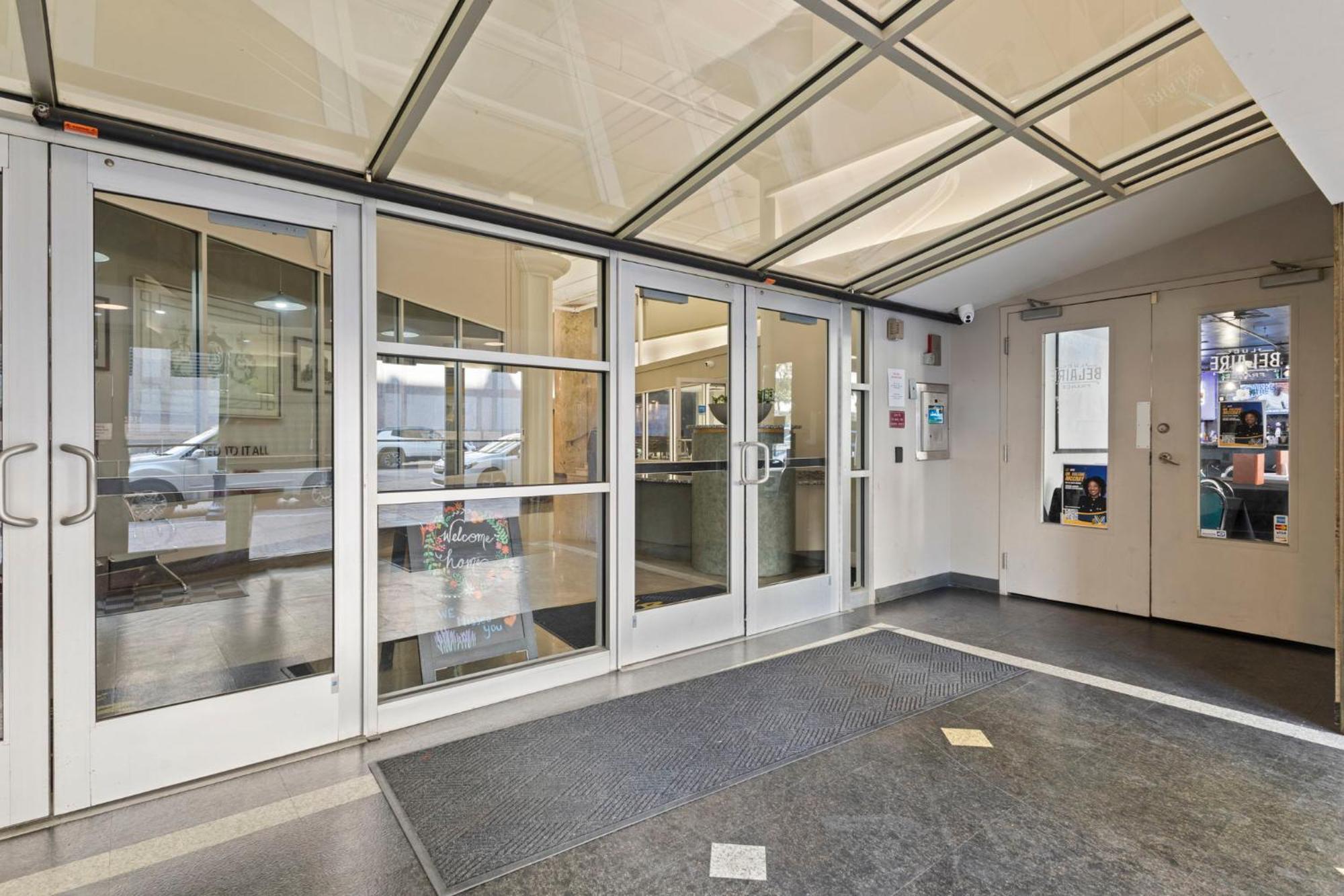 Indy Metro Stay - Sleeps 8 - Skywalk Access - Monument Circle Индианаполис Екстериор снимка