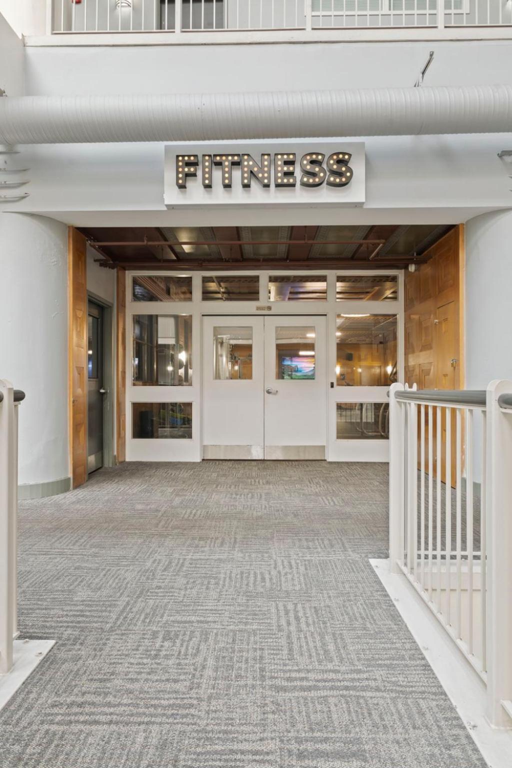 Indy Metro Stay - Sleeps 8 - Skywalk Access - Monument Circle Индианаполис Екстериор снимка