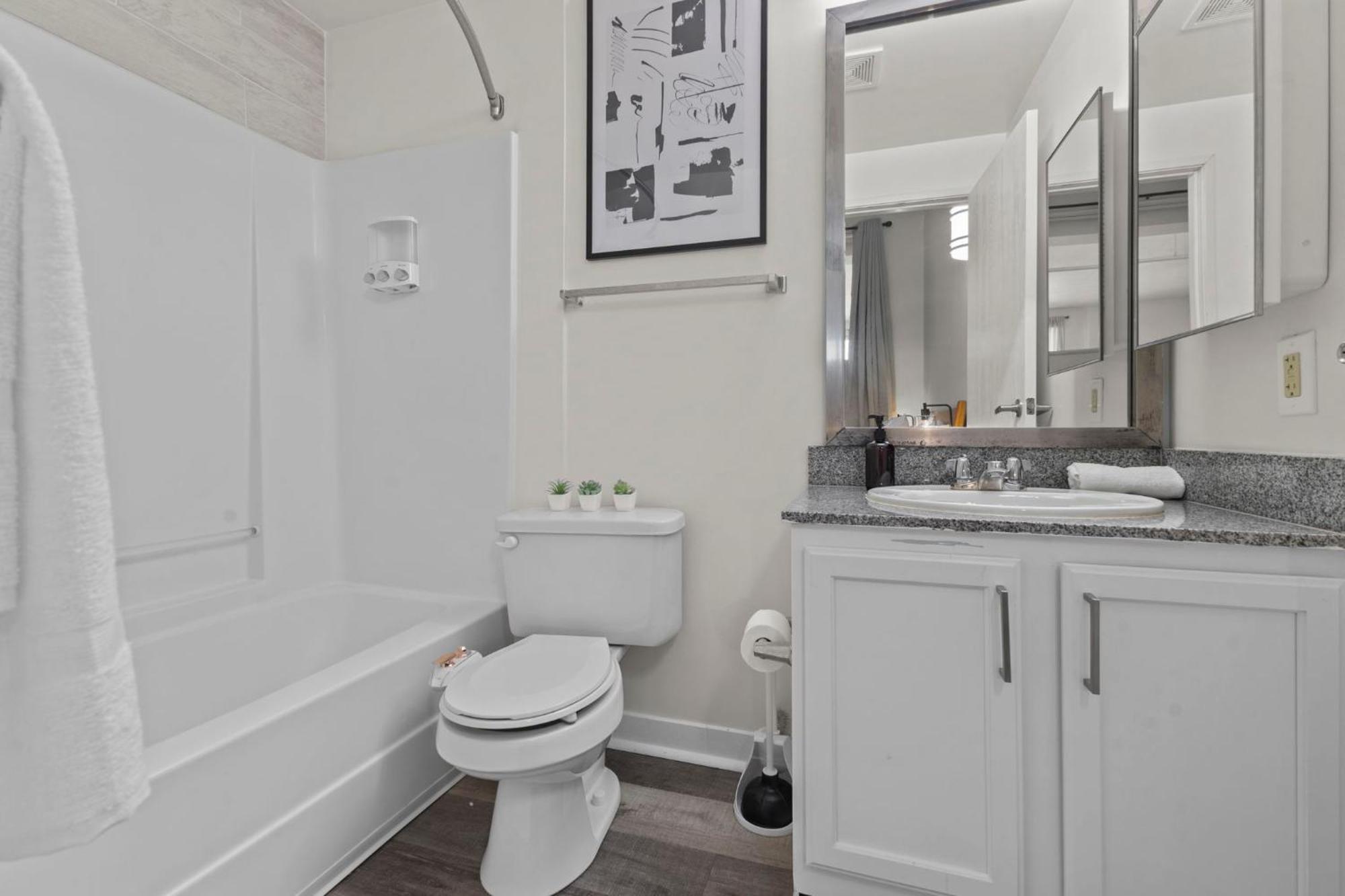 Indy Metro Stay - Sleeps 8 - Skywalk Access - Monument Circle Индианаполис Екстериор снимка