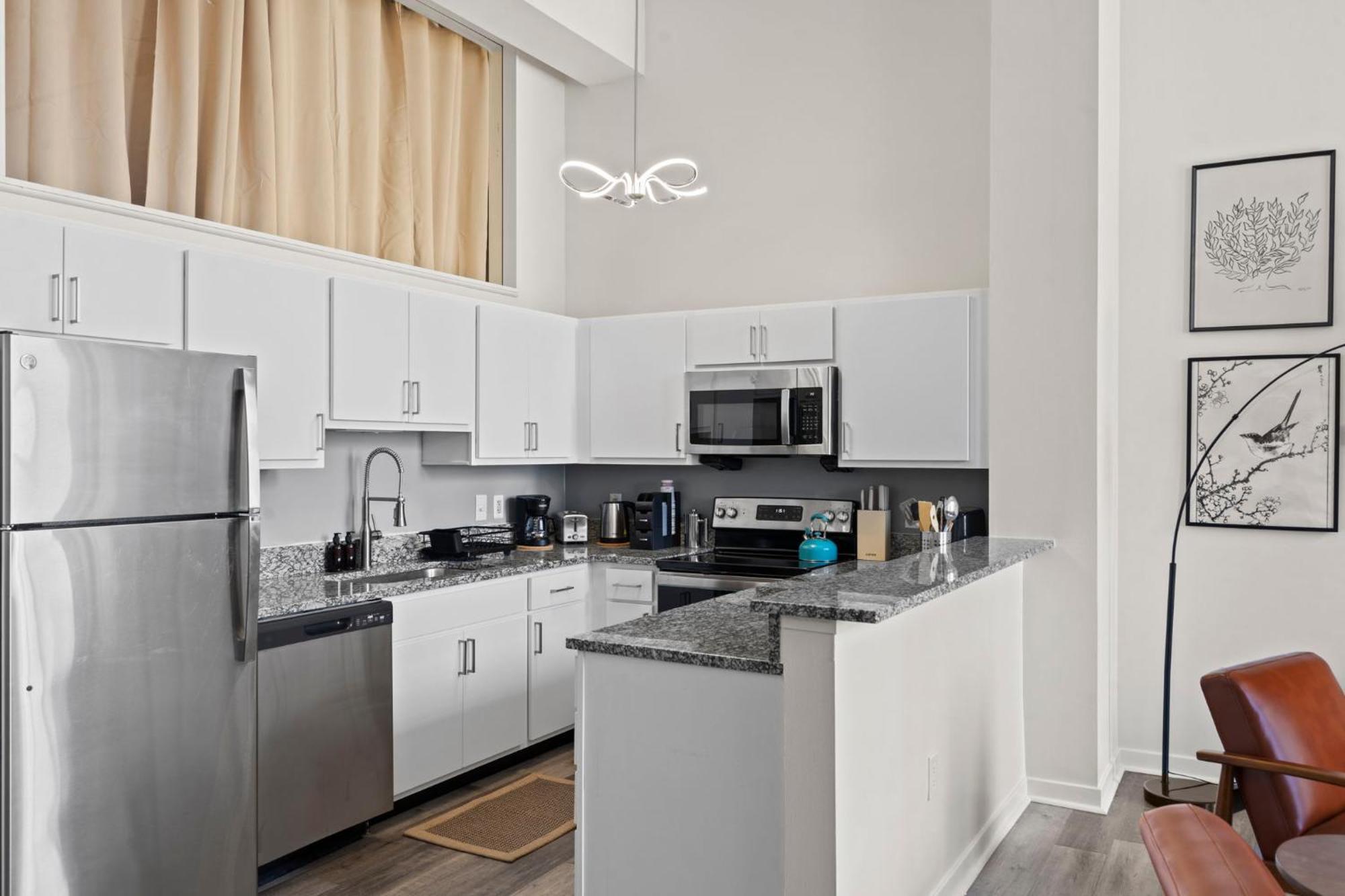 Indy Metro Stay - Sleeps 8 - Skywalk Access - Monument Circle Индианаполис Екстериор снимка