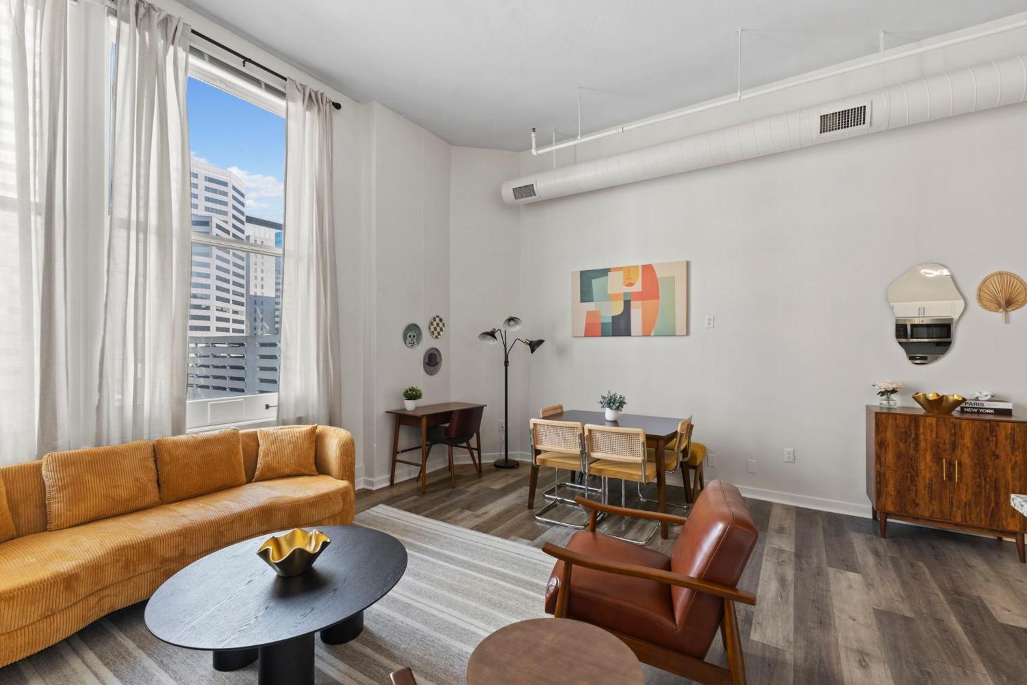 Indy Metro Stay - Sleeps 8 - Skywalk Access - Monument Circle Индианаполис Екстериор снимка