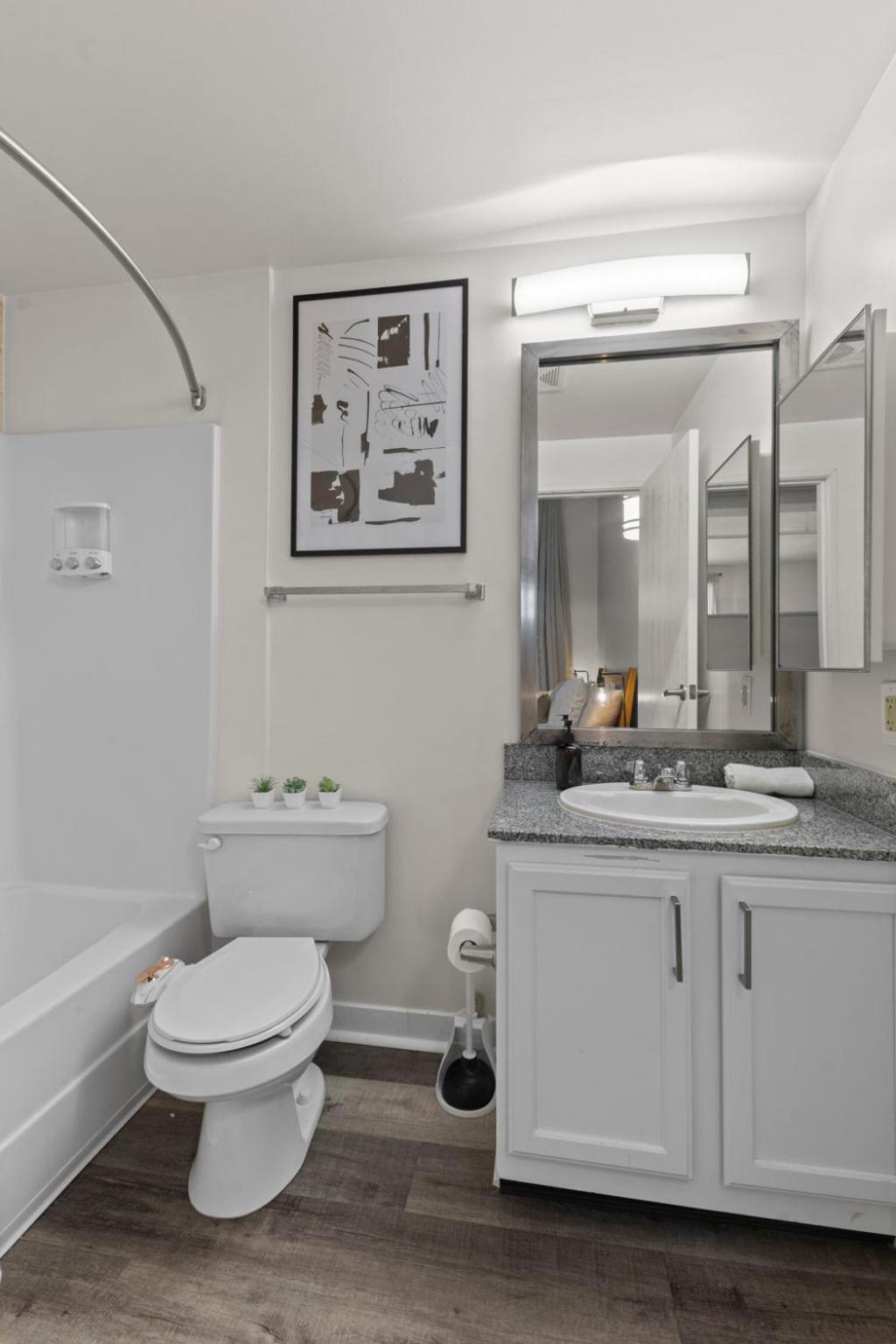 Indy Metro Stay - Sleeps 8 - Skywalk Access - Monument Circle Индианаполис Екстериор снимка