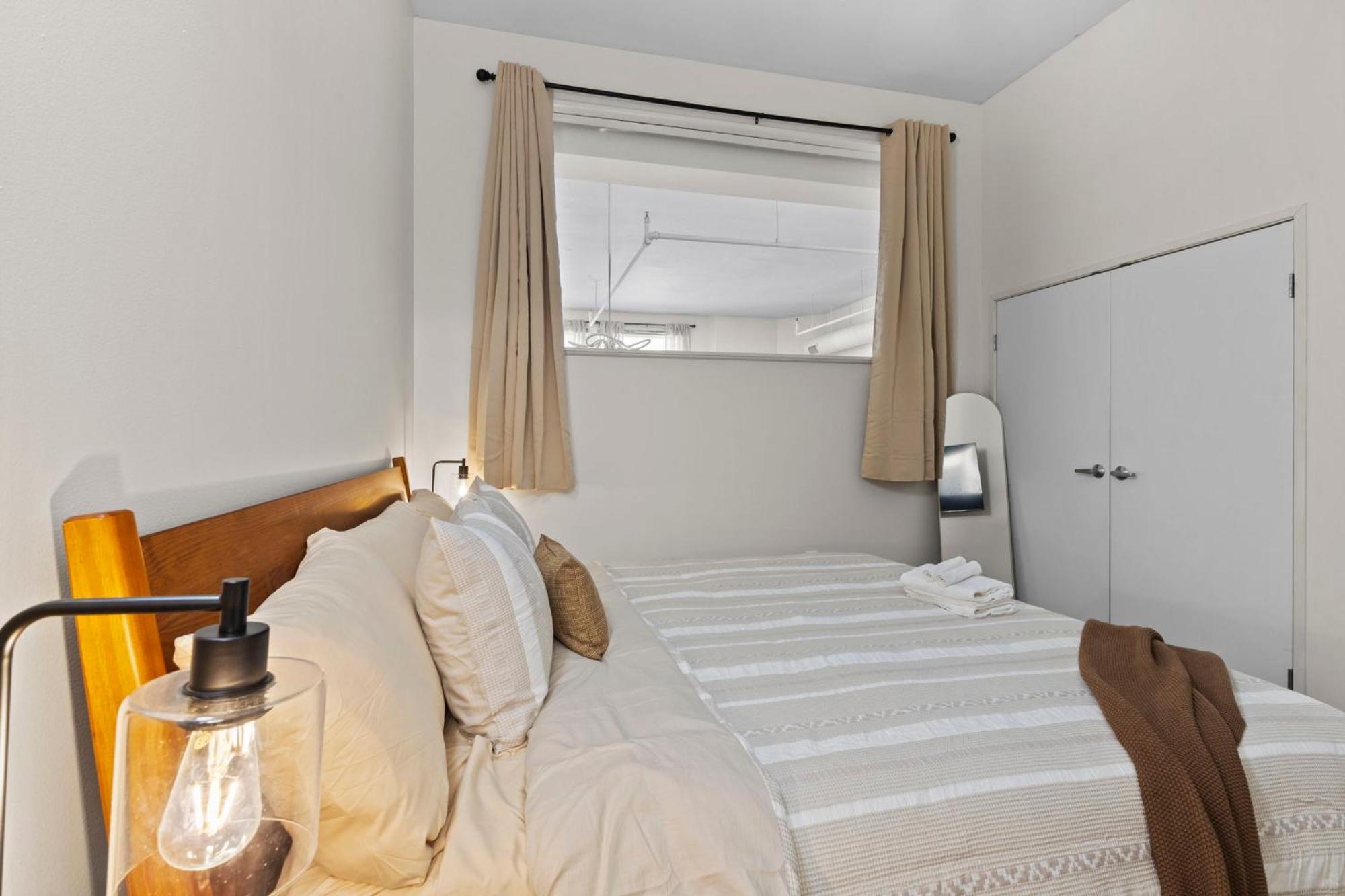 Indy Metro Stay - Sleeps 8 - Skywalk Access - Monument Circle Индианаполис Екстериор снимка
