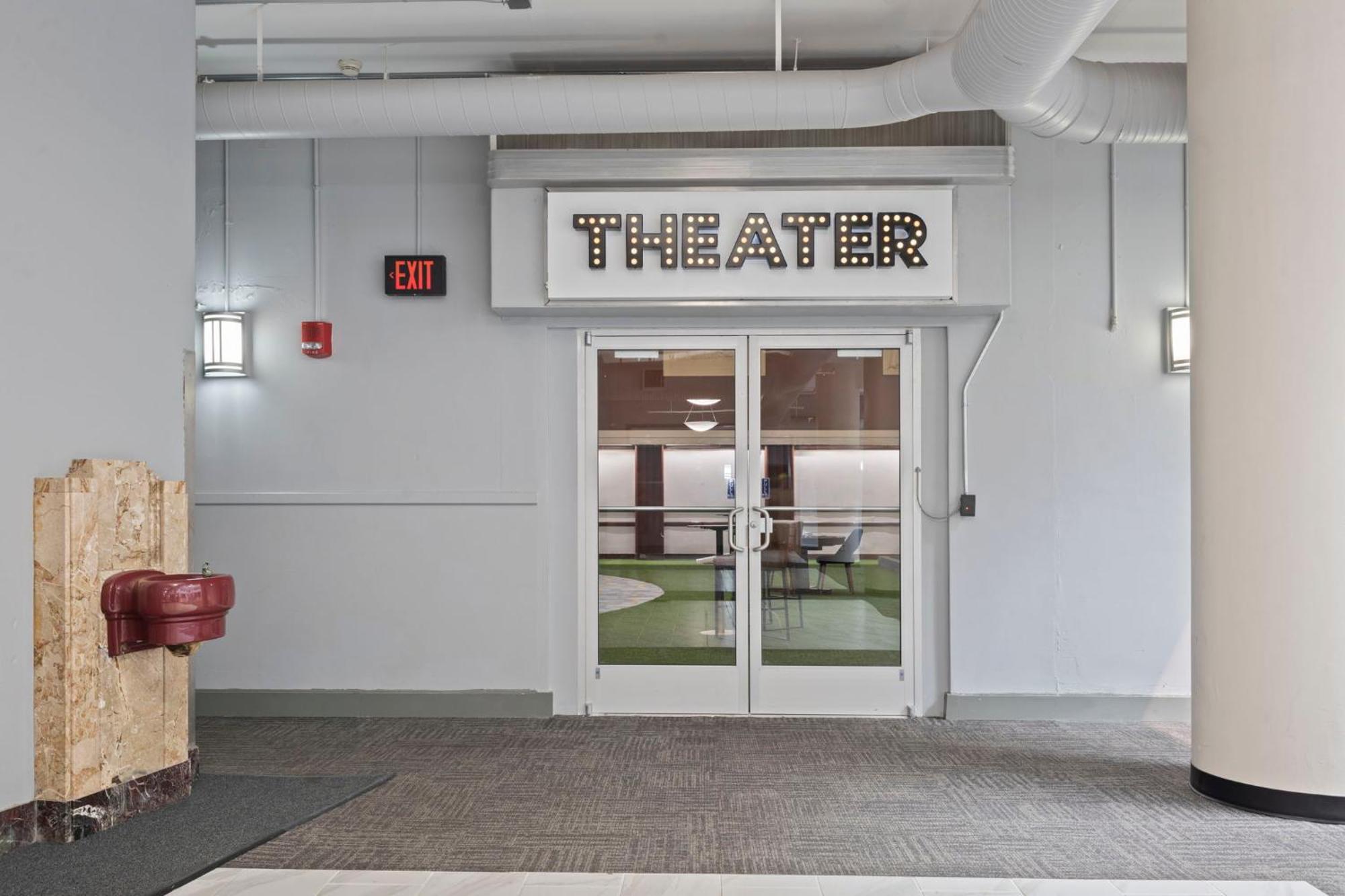 Indy Metro Stay - Sleeps 8 - Skywalk Access - Monument Circle Индианаполис Екстериор снимка